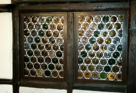 Butzenbleiverglasung mit Holzrahmen Butzenbleiverglasung mit Holzrahmen