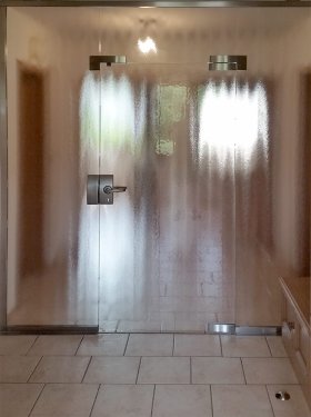 Glaszwischenwand im Eingangsbereich Glaszwischenwand im Eingangsbereich