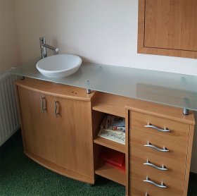 Sicherheitsglasscheibe mit integriertem Waschbecken Sicherheitsglasscheibe mit integriertem Waschbecken