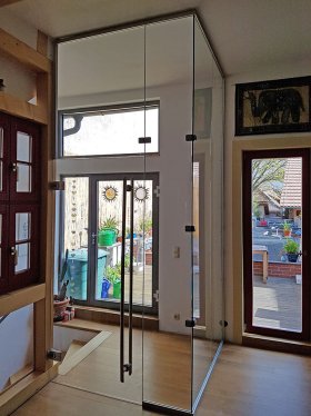 Glasraumtrennung : Ganzglaswindfang mit Pendeltür Glasraumtrennung : Ganzglaswindfang mit Pendeltür