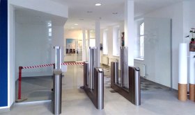 Glastrennwände im Eingangsbereich der F6-Zigarettenfabrik Glastrennwände im Eingangsbereich der F6-Zigarettenfabrik