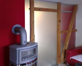 Glastrennwand aus satiniertem Glas mit Schiebetür Glastrennwand aus satiniertem Glas mit Schiebetür