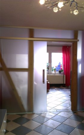 Glastrennwand aus satiniertem Glas mit Schiebetür Glastrennwand aus satiniertem Glas mit Schiebetür