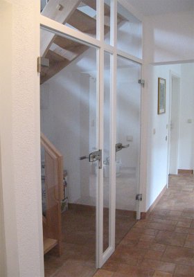 Glastrennwand mit Holzrahmen in Treppenhaus Glastrennwand mit Holzrahmen in Treppenhaus