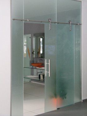 Glastrennwand aus satiniertem Glas Glastrennwand aus satiniertem Glas