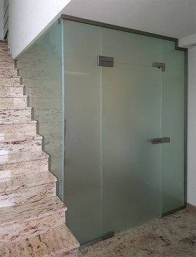 Glasraumtrennung im Treppenhaus Glasraumtrennung im Treppenhaus