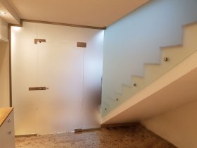 Glasraumtrennung im Treppenhaus Glasraumtrennung im Treppenhaus