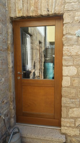 Eingangstür aus Holz mit Lasur und Sicherheitsglas Eingangstür aus Holz mit Lasur und Sicherheitsglas