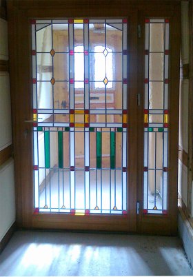 Windfangeingangstür mit Bleiverglasung in Isolierglasscheibe Windfangeingangstür mit Bleiverglasung in Isolierglasscheibe