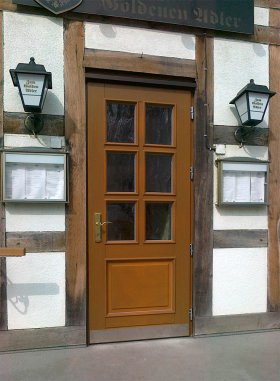 Eingangstür aus Holz mit Lasur und Ornamentglas Eingangstür aus Holz mit Lasur und Ornamentglas