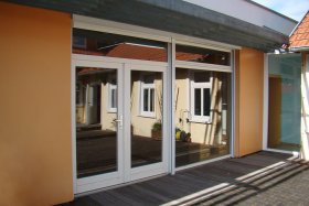 bodentiefe Fenster mit zweiflügligen Eingangstüren bodentiefe Fenster mit zweiflügligen Eingangstüren