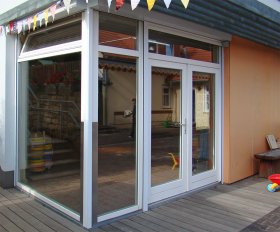 bodentiefe Fenster mit zweiflügligen Eingangstüren bodentiefe Fenster mit zweiflügligen Eingangstüren