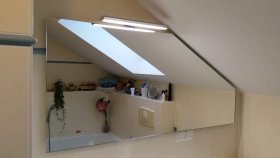 Badezimmerspiegel an Dachschräge Badezimmerspiegel an Dachschräge