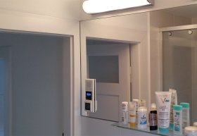 Badezimmerspiegel mit Glasauflage und Steckdosenausschnitten Badezimmerspiegel mit Glasauflage und Steckdosenausschnitten