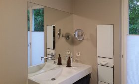 Badezimmerspiegel mit Glasauflage und Steckdosenausschnitten Badezimmerspiegel mit Glasauflage und Steckdosenausschnitten